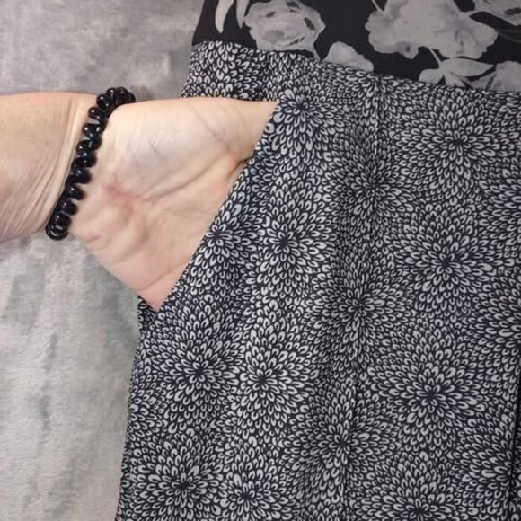 Lululemon Womens 4 Navy‎ White Floral Stretchy Straight Dress Pants Casual - Picture 4 of 9